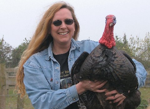 Maria Daines com um peru num santurio de animais