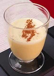 Batido de bebida de amndoa, tmaras e especiarias