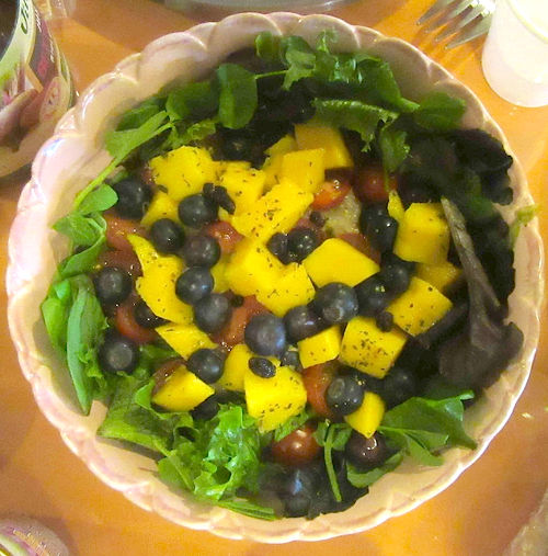 Salada de folhas verdes beb com quinoa e fruta.